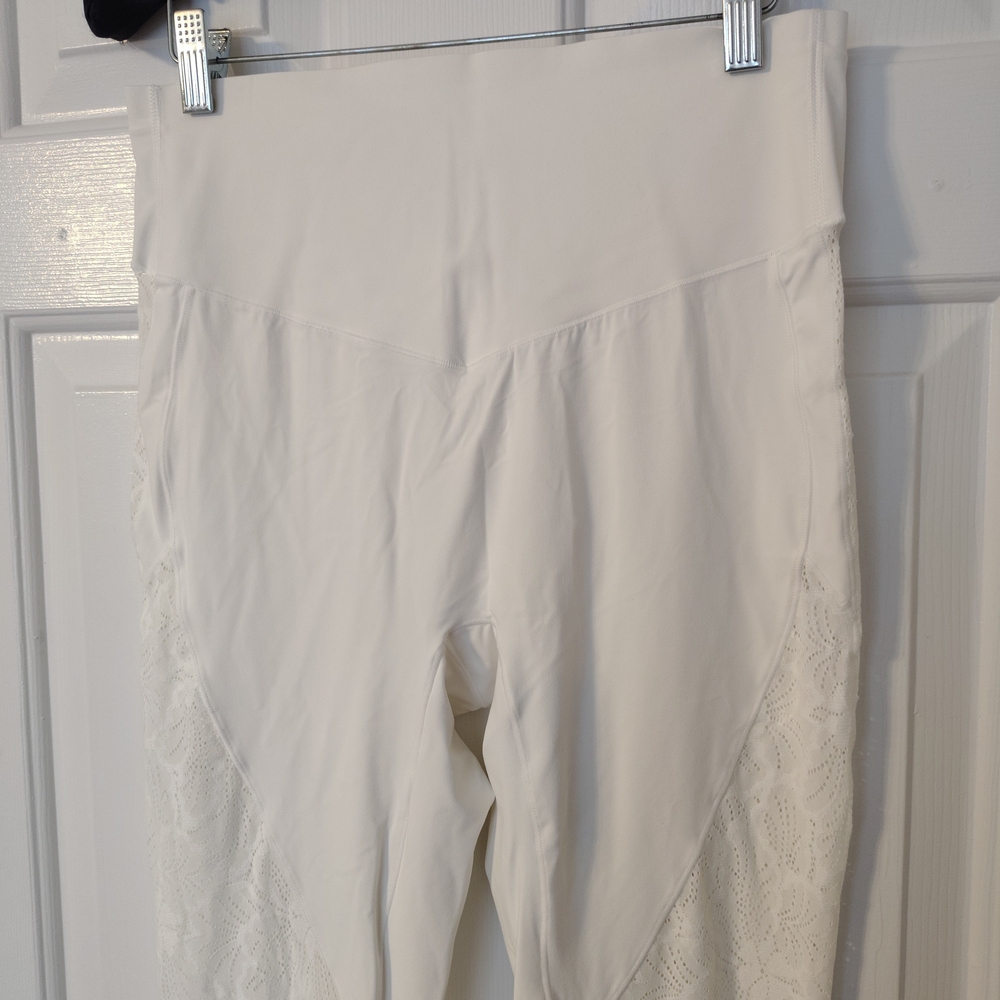 HALARA Ultrasculpt White Lace Flare leggings - Picture 3 of 10